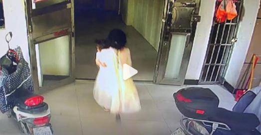 警方通报13岁女孩将女童从17楼推下 未成年犯罪引热议